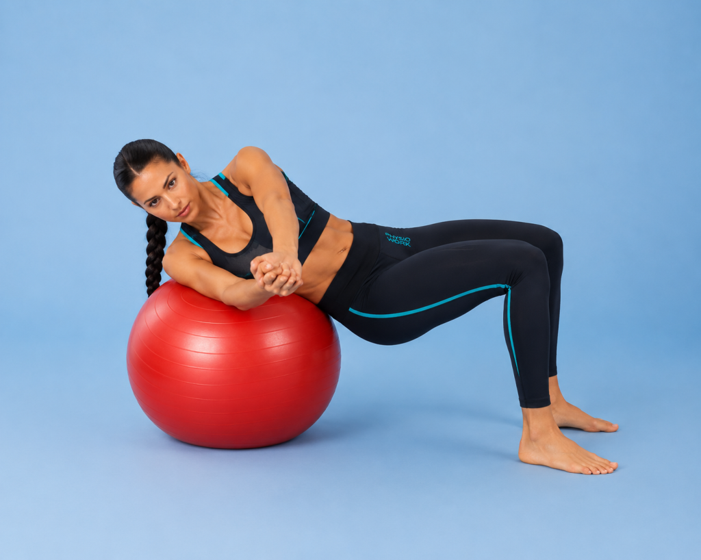 Exercice PhysioWork — roulé d'épaule sur Swiss Ball
